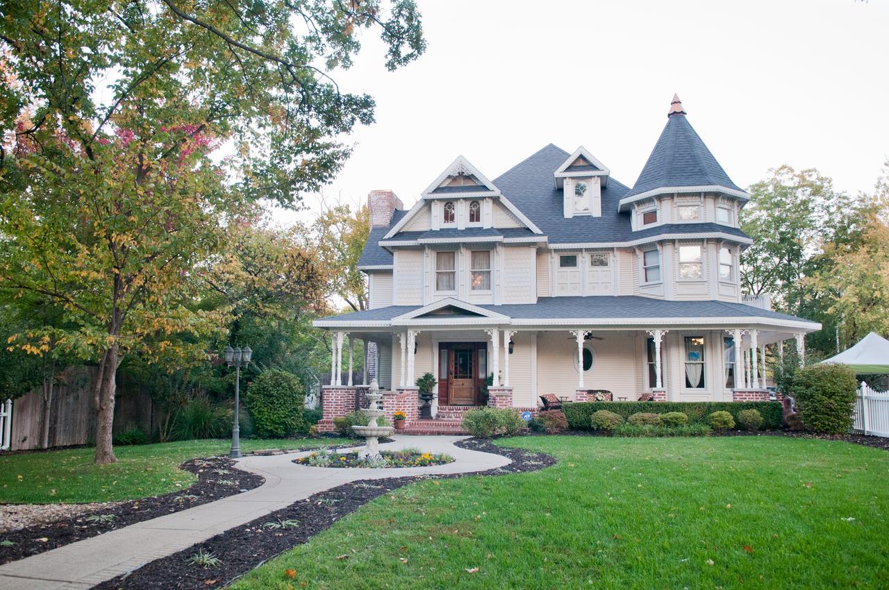 The Victoria Bed & Breakfast Bentonville Exterior photo