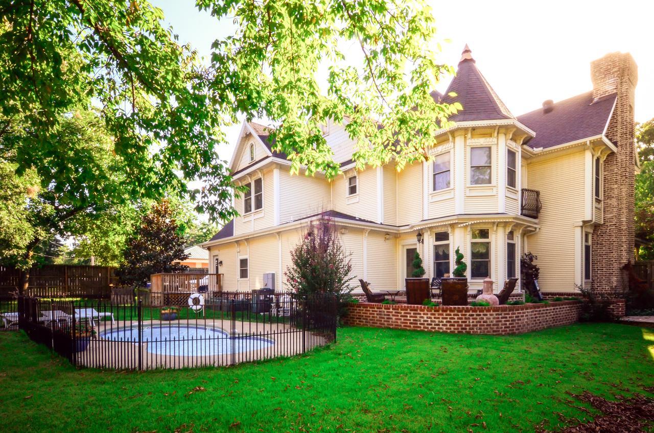 The Victoria Bed & Breakfast Bentonville Exterior photo