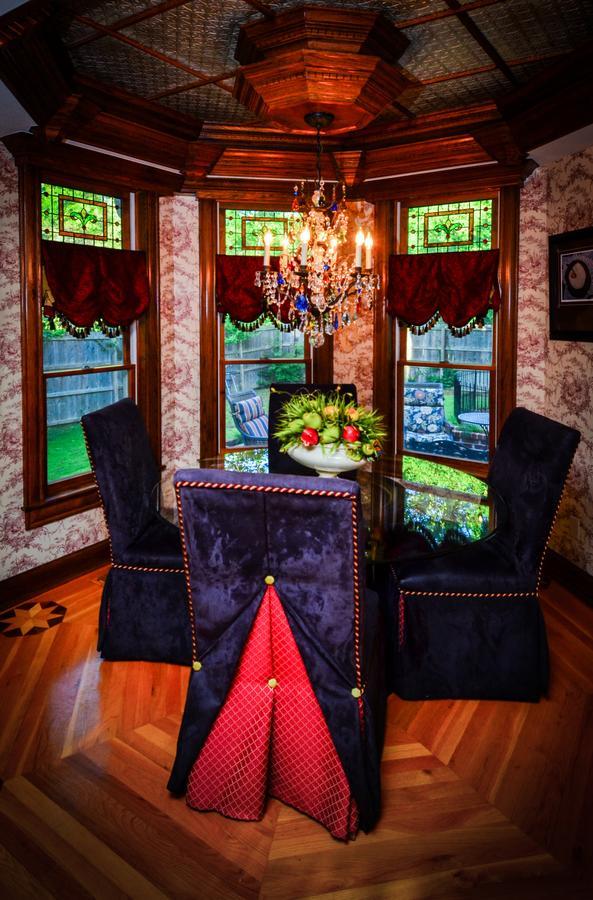 The Victoria Bed & Breakfast Bentonville Exterior photo