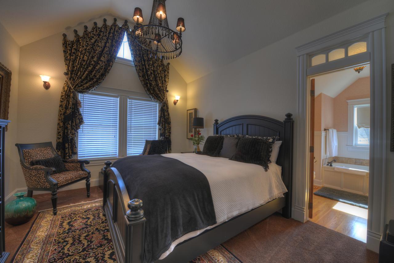 The Victoria Bed & Breakfast Bentonville Exterior photo