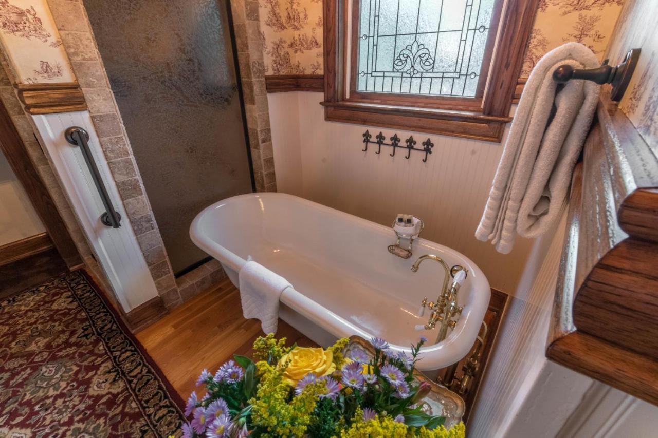 The Victoria Bed & Breakfast Bentonville Exterior photo