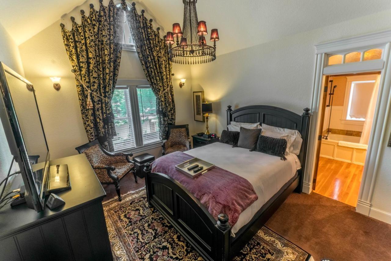 The Victoria Bed & Breakfast Bentonville Exterior photo