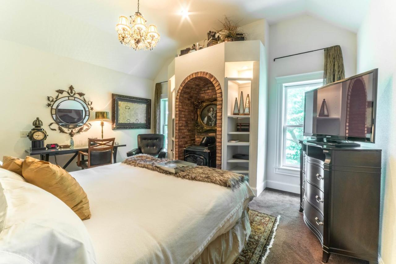 The Victoria Bed & Breakfast Bentonville Exterior photo