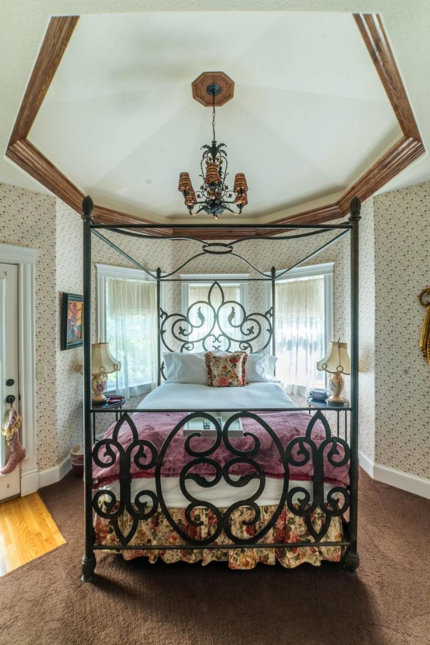 The Victoria Bed & Breakfast Bentonville Exterior photo